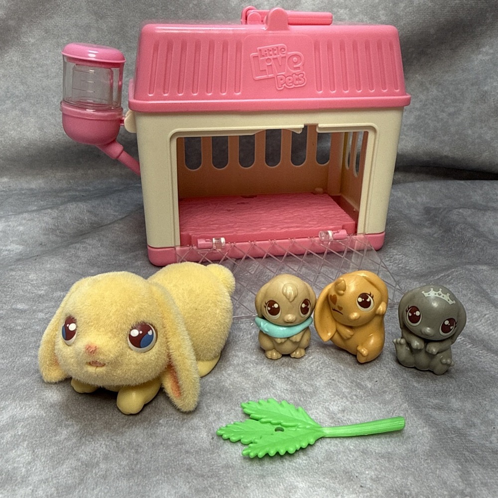 Little Live Pets Mama Surprise Minis Flocked Bunny Rabbit Babies Hutch Moose Toy
